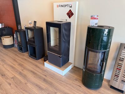 Il y a de nombreux modèles différents de poêles à bois dans cette pièce
