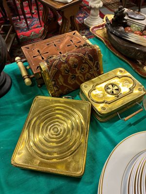 une table recouverte d'une nappe verte, sur laquelle sont disposées des assiettes et des couverts