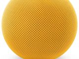 une enceinte HomePod de couleur pomme jaune posée sur une surface blanche
