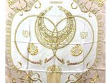 une écharpe blanche et dorée ornée d'une couronne