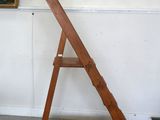 une échelle en bois appuyée contre un mur