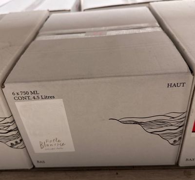 plusieurs boîtes sont empilées sur une table