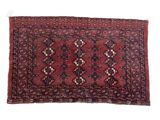 un tapis rouge et noir sur fond blanc