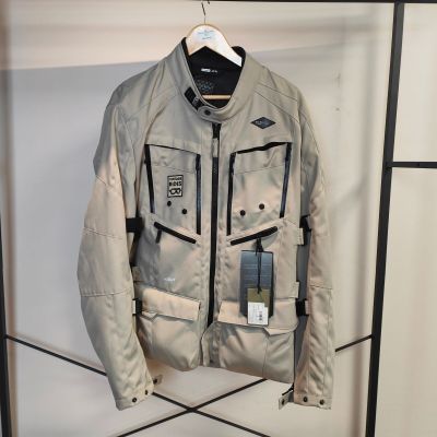La veste est suspendue au porte-manteau dans la pièce.