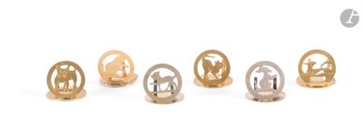 cinq types de boucles d'oreilles différents sur un fond blanc