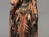une image représentant une statue d'une personne assise sur un socle