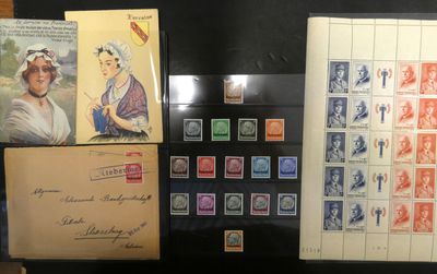 quelques vieux timbres sont exposés sur une table noire