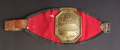 une vieille ceinture avec une boucle dorée sur une surface noire