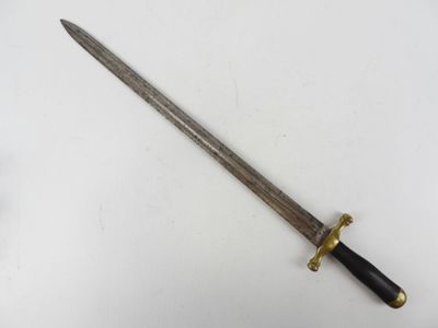 un gros plan d'un couteau posé sur une surface blanche, avec un manche noir