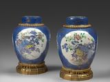 paire de vases bleus et blancs à motifs floraux