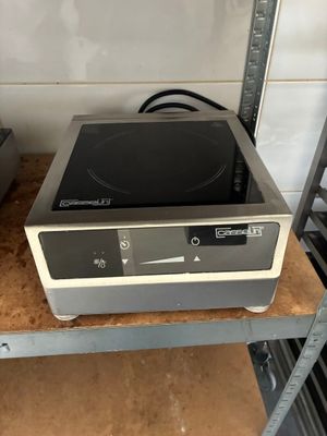 une photo d'une plaque de cuisson posée sur une étagère dans une cuisine