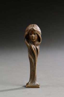 statue en bronze représentant une femme tenant une fleur à la main