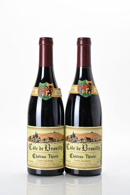 deux bouteilles de vin rouge posées l'une à côté de l'autre sur une surface blanche