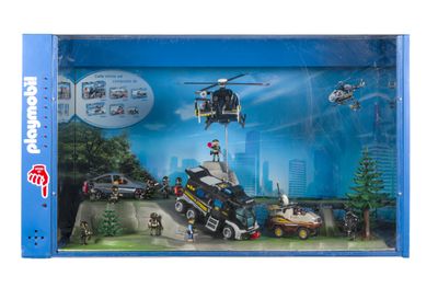 une boîte contenant un ensemble de jouets comprenant une voiture de police et un hélicoptère