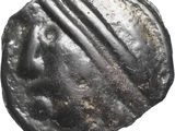 gros plan d'une pièce de monnaie sur une surface blanche