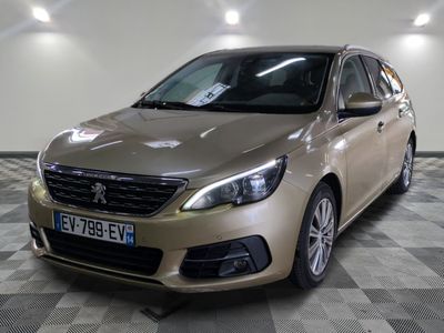 La voiture est garée sur le sol à damier du showroom.