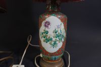Lot de deux vases en faïence à décor de végétaux et oiseaux … (photo 6)