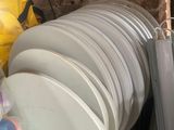une pile d'assiettes blanches et de gobelets en plastique dans une pièce