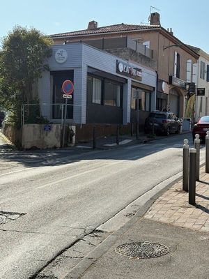 des bâtiments donnant sur une rue, avec un panneau de rue sur le trottoir