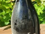 une bouteille de vin posée sur une table en bois