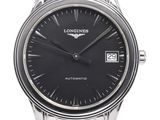 un gros plan d'une montre Longines à remontage automatique sur fond blanc