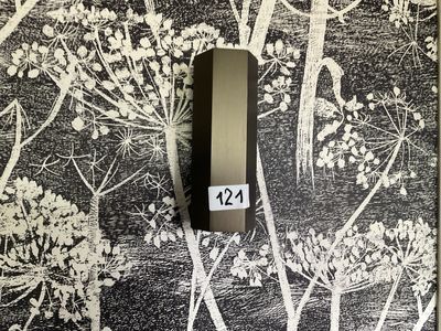 une photo en noir et blanc d'un téléphone accroché au mur
