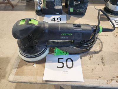 une photo d'une ponceuse exposée dans un magasin