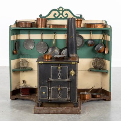 un poêle à l'ancienne sur lequel sont posés des casseroles et des poêles