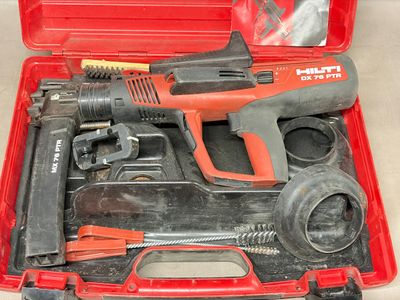 une boîte à outils rouge avec des outils sur une table