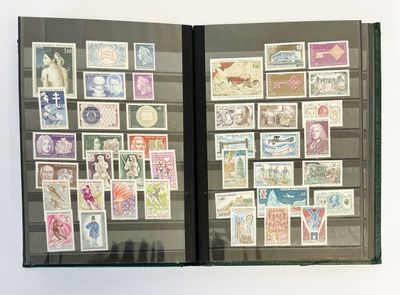 un livre avec beaucoup de timbres
