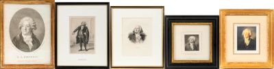 cinq photos encadrées représentant des hommes, alignées sur le mur