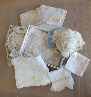 une pile de napperons posée sur une table, à côté d'un cadre photo