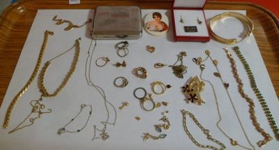 un plateau sur lequel sont disposés de nombreux types de bijoux différents