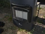 un radiateur noir posé par terre à côté d'une voiture