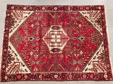 un tapis rouge et blanc orné d'un motif