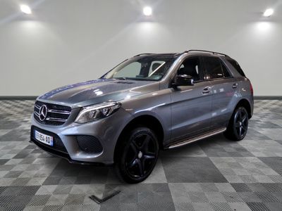 La Mercedes GLE est garée sur un sol à damier