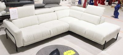un canapé modulable en cuir blanc au milieu d'un magasin
