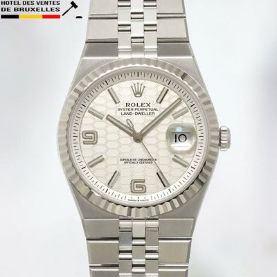 une montre en argent avec un cadran blanc, montée sur un bracelet