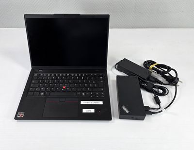 un ordinateur portable posé sur une table avec un chargeur