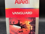 un gros plan sur une boîte du jeu « Vanguard » d'Atari