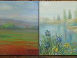trois tableaux représentant des fleurs sont posés sur une table devant un mur