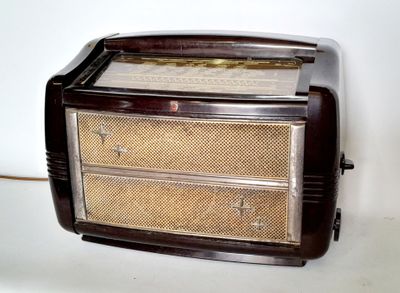 PHILIPS. Poste radio hollandais en bakelite brune type BF 49…