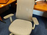 une chaise qui se trouve devant un bureau