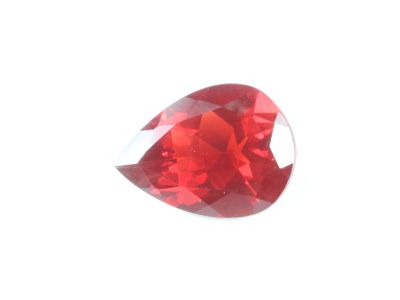 un gros plan d'un diamant rouge sur fond blanc