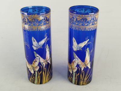 deux vases sur lesquels sont peints des oiseaux