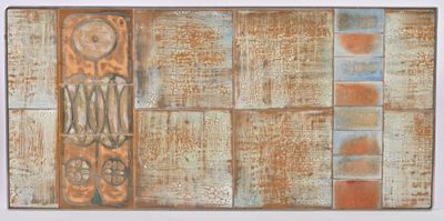 une peinture sur le mur d'un bâtiment avec une horloge dessus