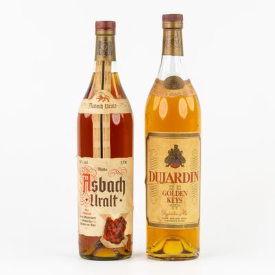 deux bouteilles d'alcool de types différents posées l'une à côté de l'autre