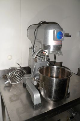 EN 1 LOT : 1 batteur-mélangeur MAXI'MA ; bac 10 litres, 1 fouet, 1 que - Photo 1