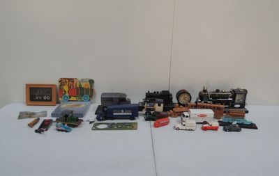 beaucoup de jouets posés sur une table