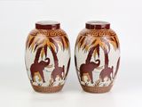 paire de vases asiatiques représentant des éléphants et des palmiers sur fond blanc